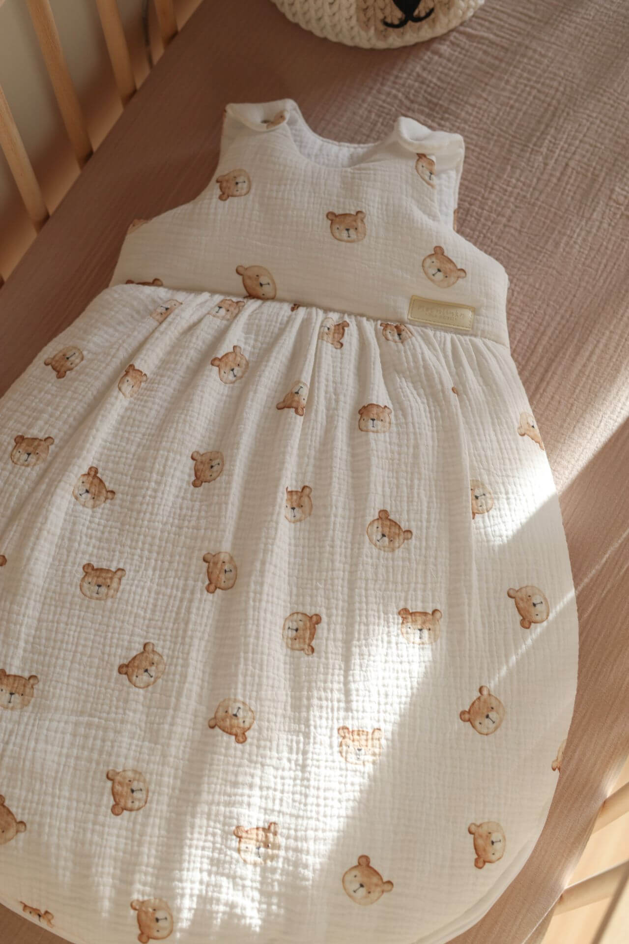 Ručně šitý mušelínový spací pytel pro miminka – Medvídci – 1,5 TOG