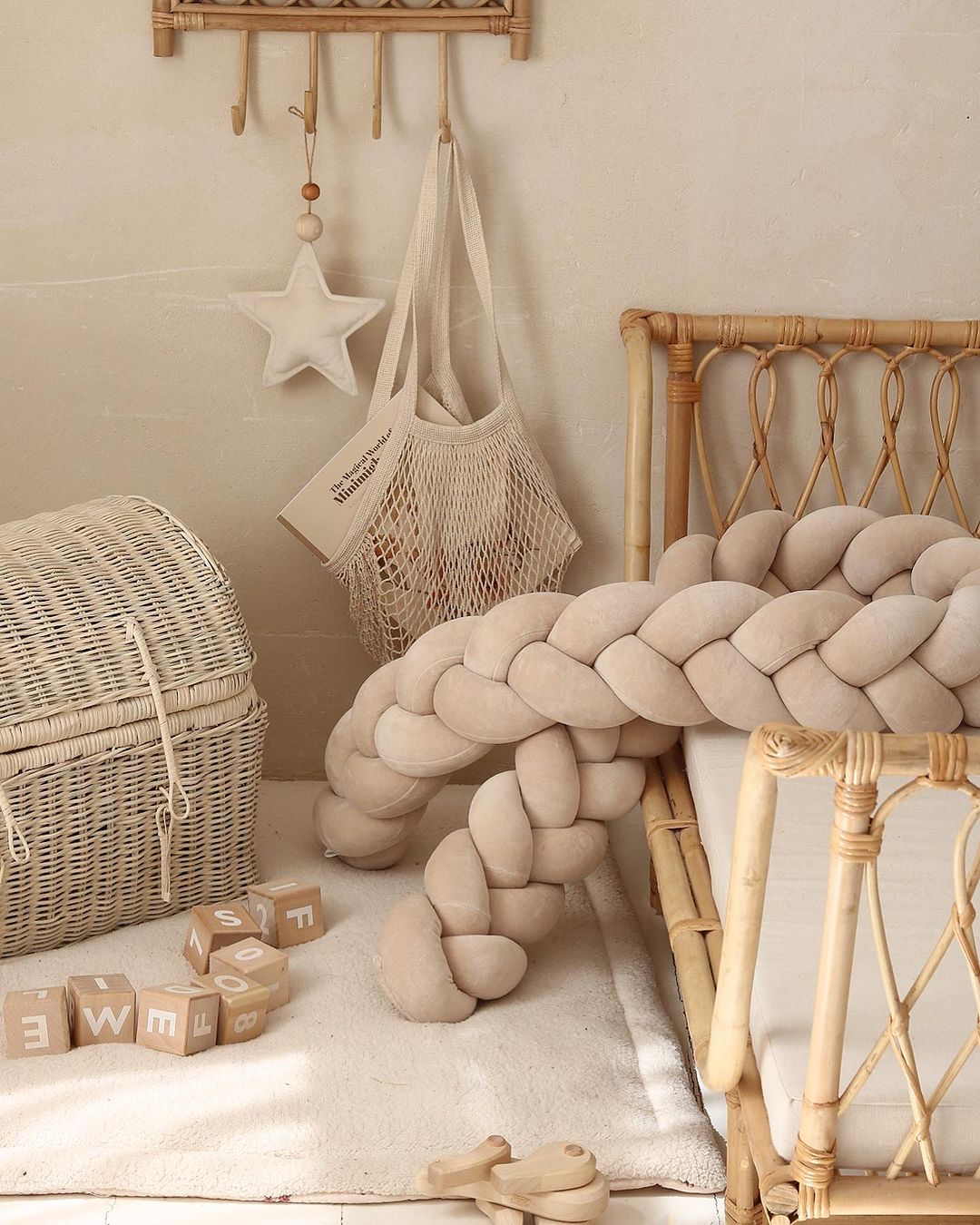 Mantinely do postýlky – Pletené copy