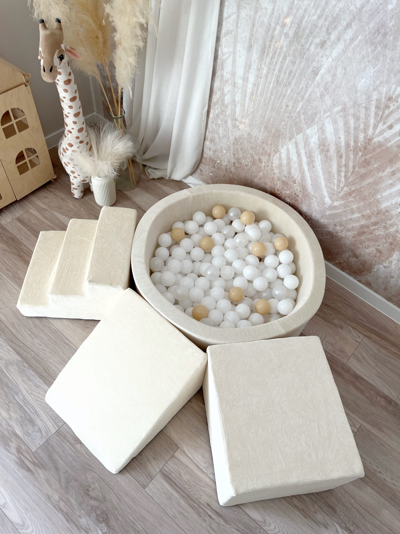 3dílná sametová pěnová hrací sada s bazénkem a 200 míčky (4 barvy)