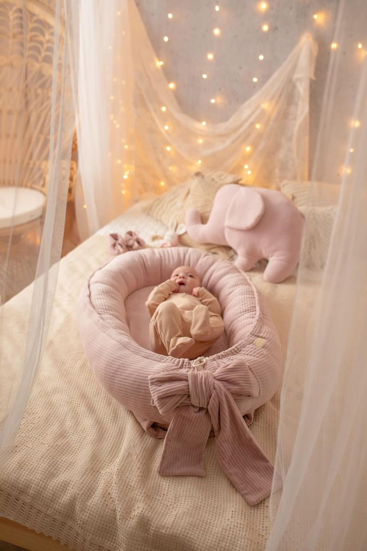 Ručně šité hnízdo pro miminka z měkkého manšestrového veluru – pudrově růžové
