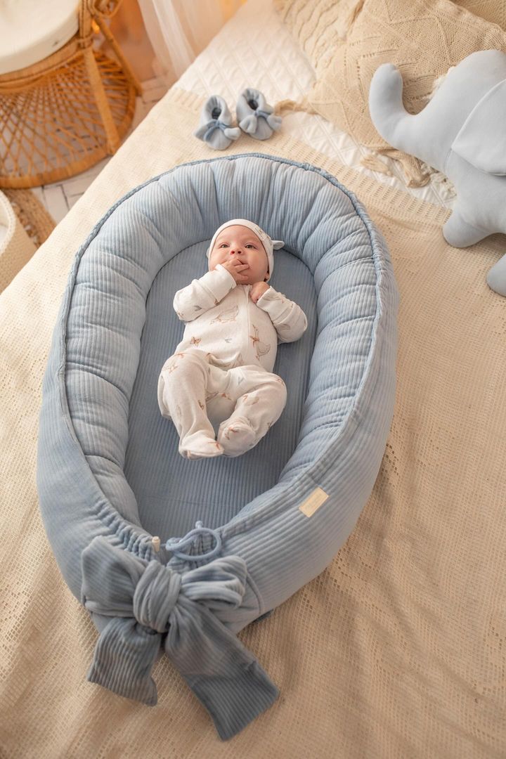 Ručně šité hnízdo pro miminka z měkkého manšestrového veluru – modré