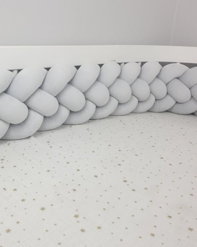 Mantinel do postýlky – Pletený cop 4-pramenný - Světle šedý (120-400 cm)