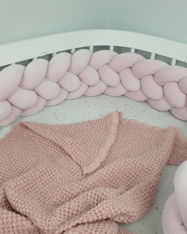 Mantinel do postýlky – Pletený cop 4-pramenný - Pudrově růžový (120-400 cm)