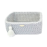 Ručně háčkovaný úložný košík do dětského pokoje