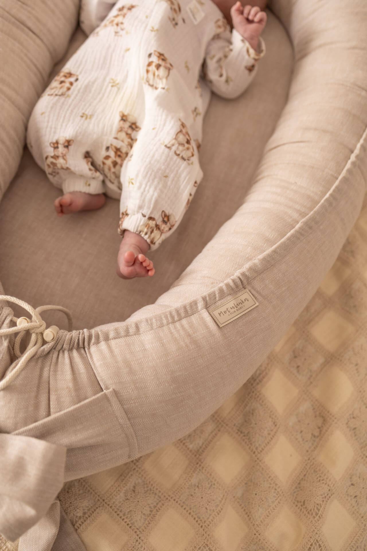 Prémiové ručně šité hnízdečko pro miminka – Herringbone (len & mušelín)