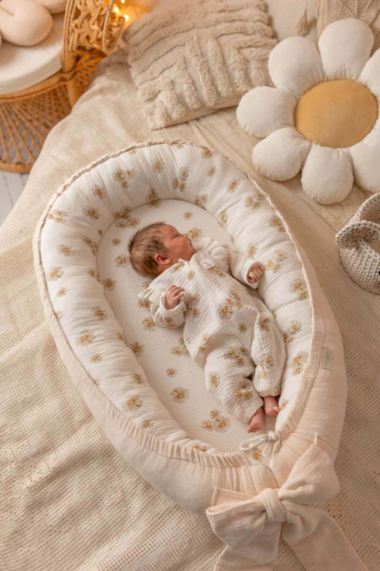 Ručně šité hnízdečko pro miminka z měkkého mušelínu – Sedmikrásky s vanilkou