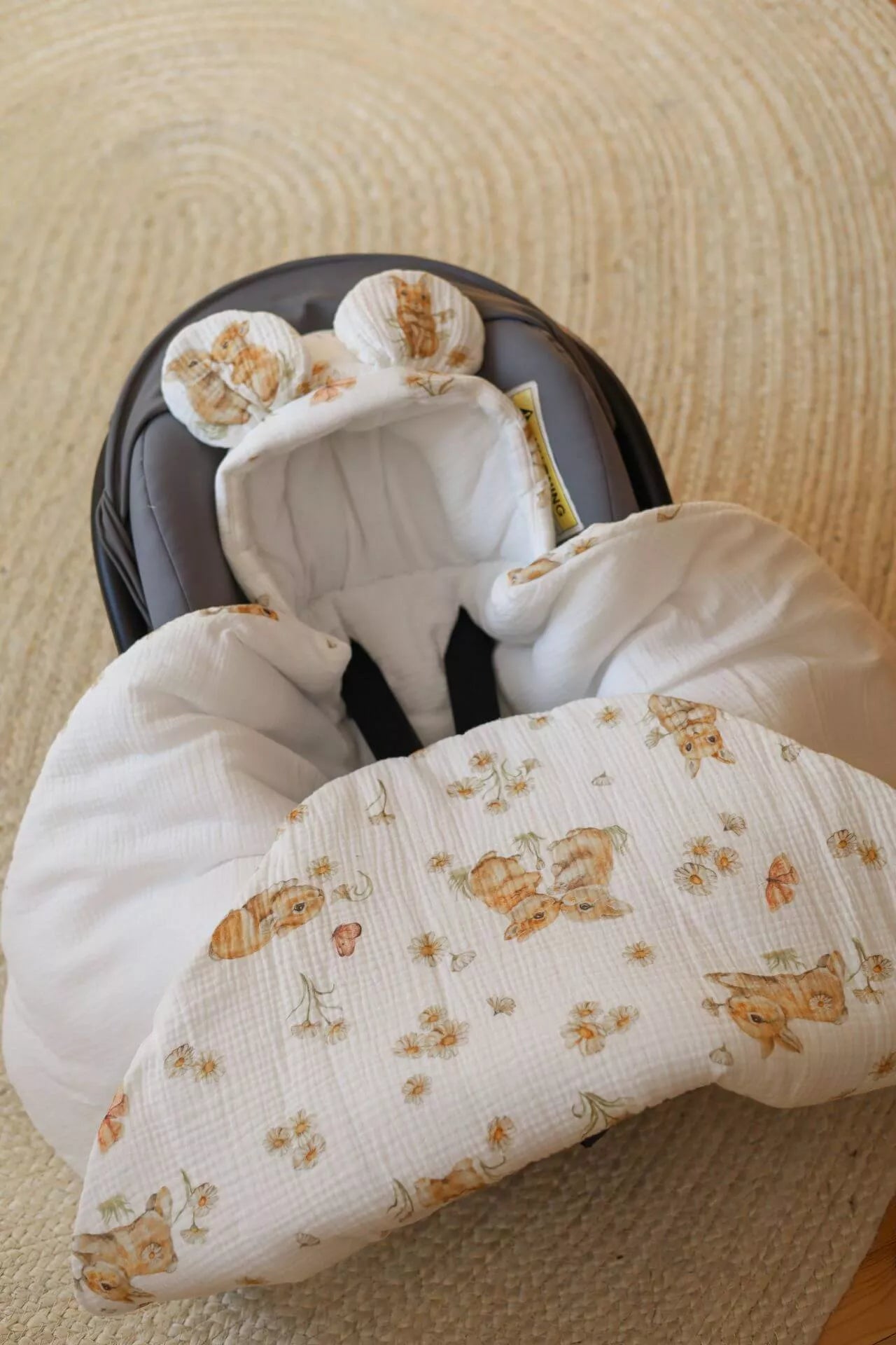 Zavinovačka do autosedačky pro miminka – 100% mušelínová bavlna – Zajíčci v sedmikráskách