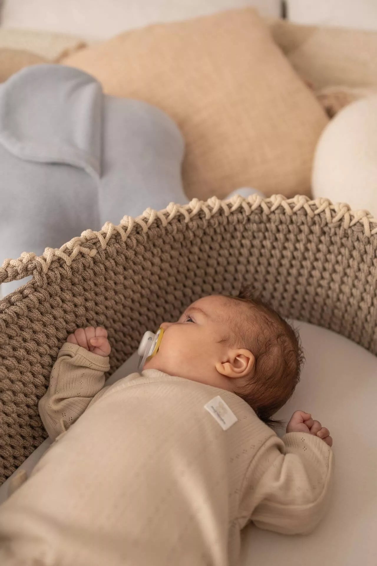 Ručně háčkovaný Mojžíšův košík pro miminko - dvoubarevný