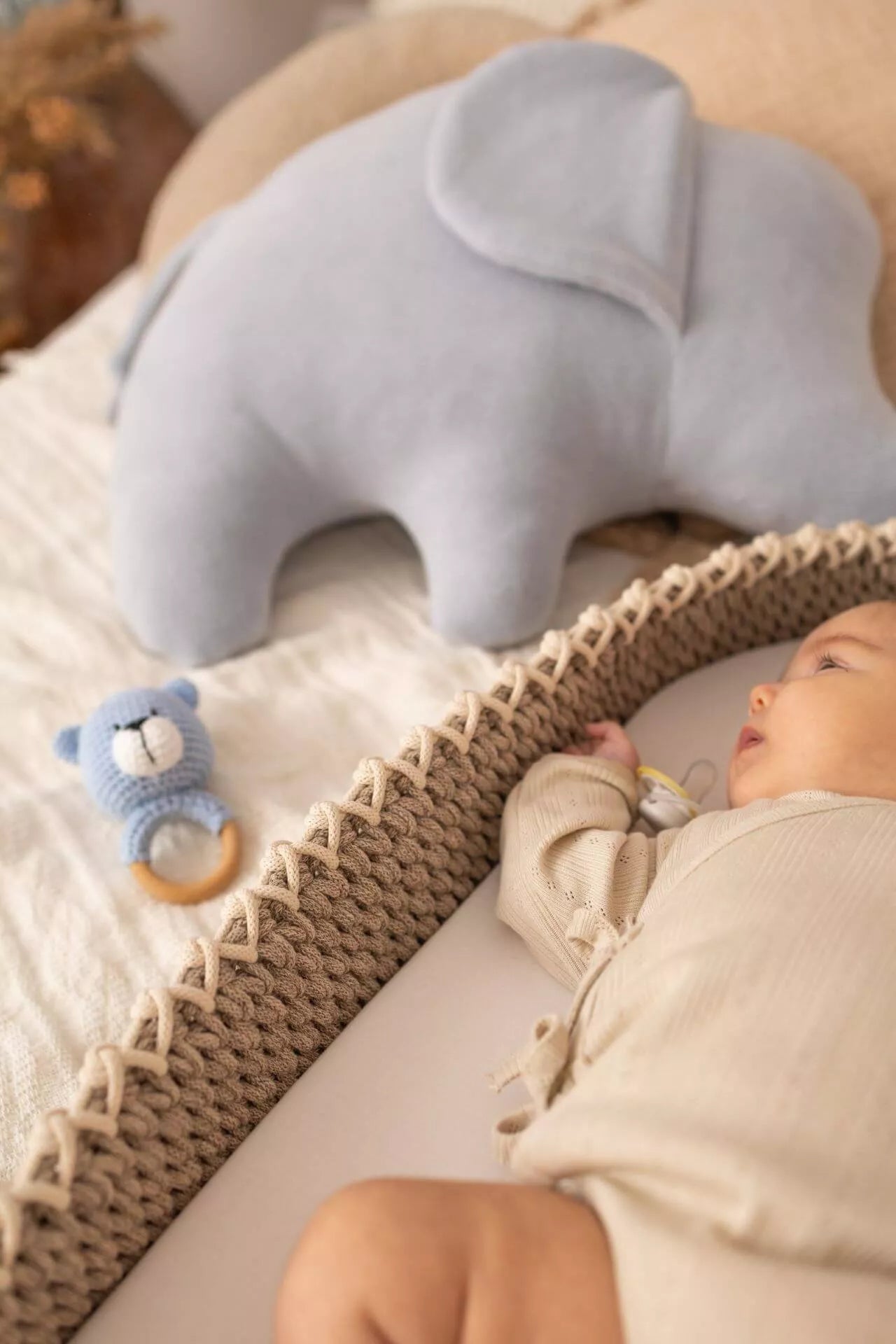 Ručně háčkovaný přebalovací koš dvoubarevný - Cappuccino & Krémová