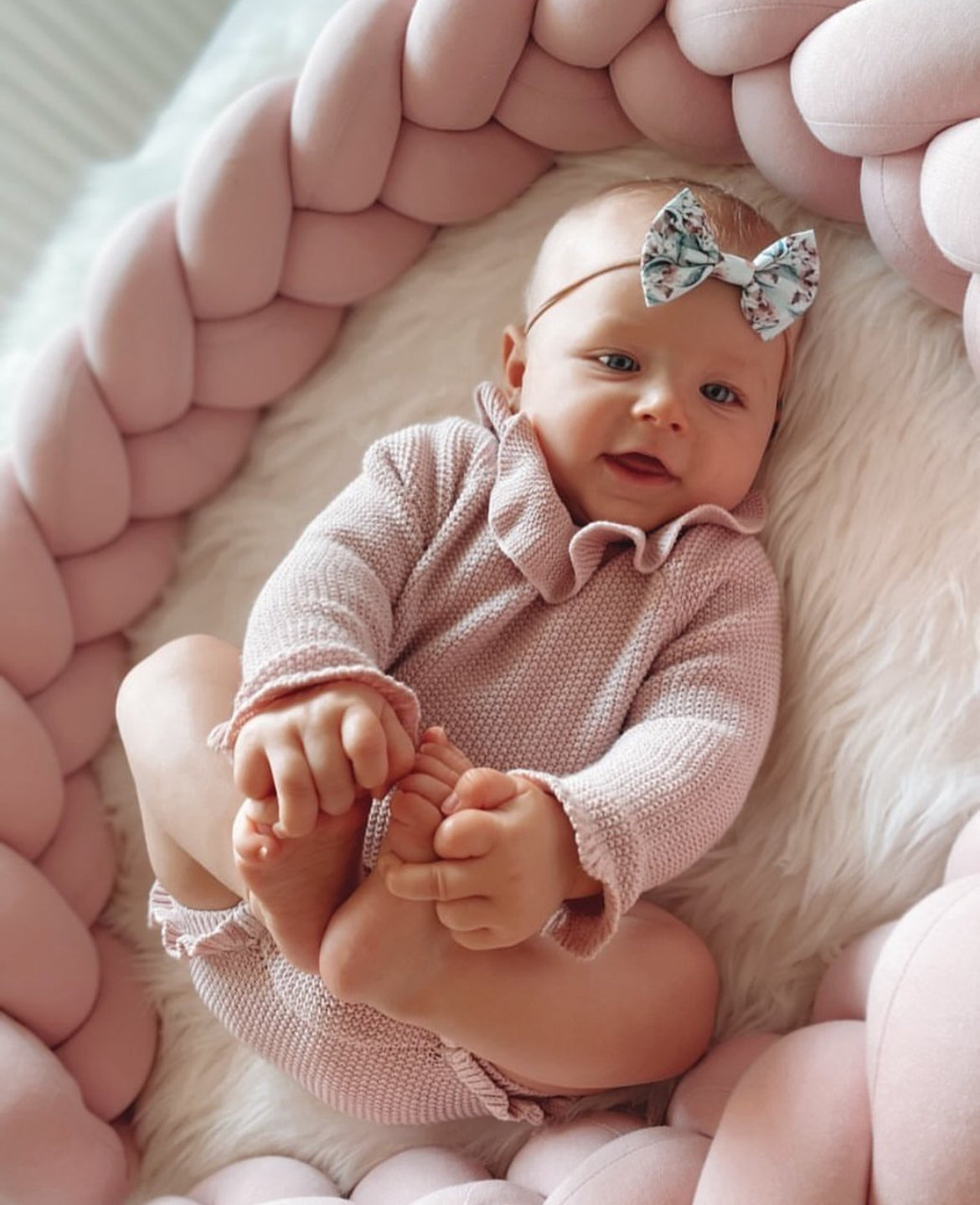 Ochranný mantinel do postýlky - Pletený cop - Pudrově růžový (120-400 cm)