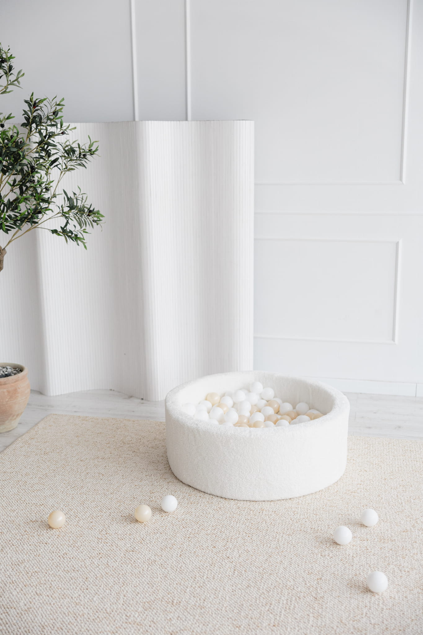 Prémiový plyšový suchý bazének s míčky – Krémový (200/250 míčků)