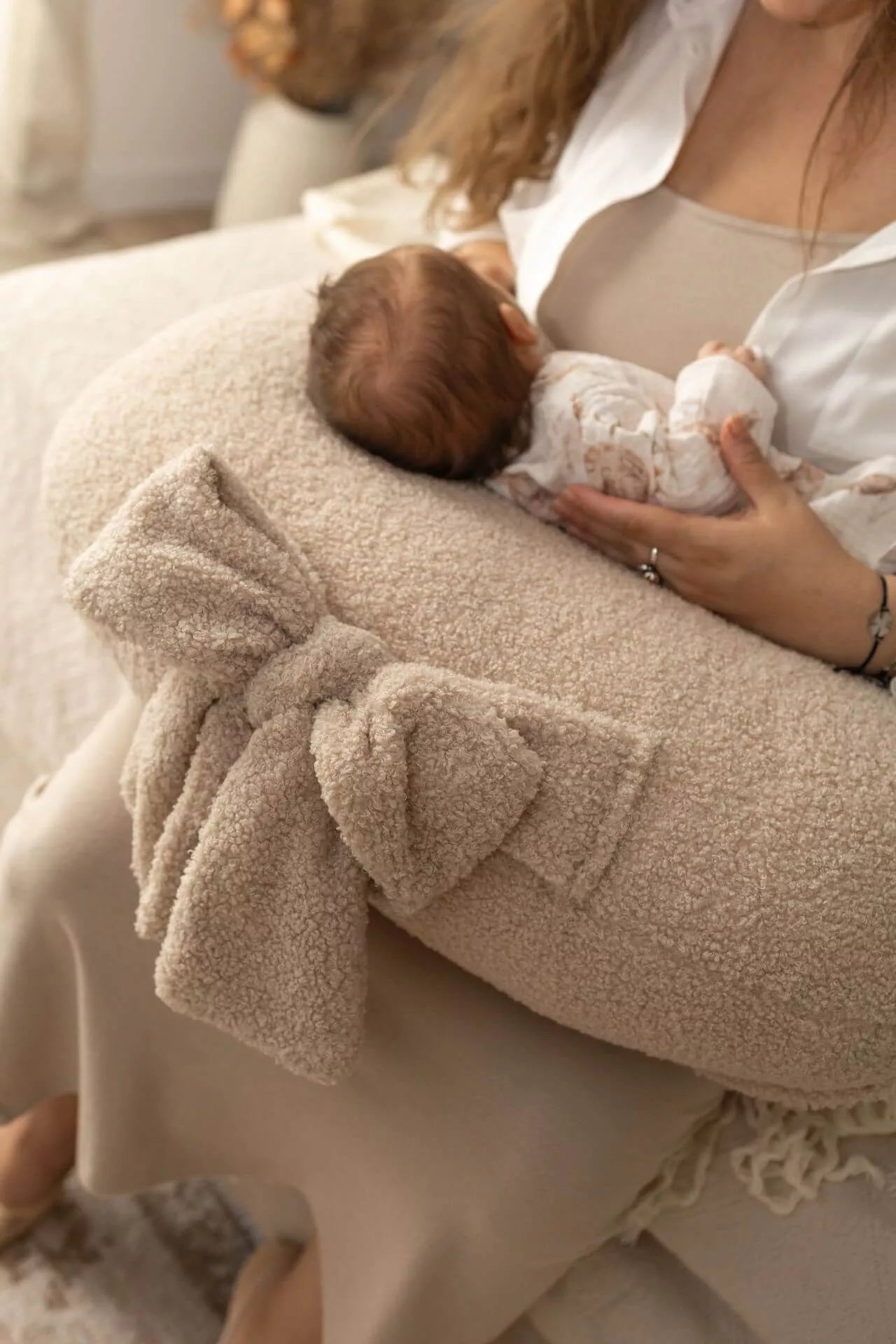 Kojící polštář Bouclé s mašlí (4 barvy)