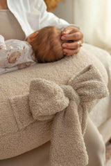 Kojící polštář Bouclé s mašlí (4 barvy)