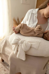 Kojící polštář Bouclé s mašlí (4 barvy)