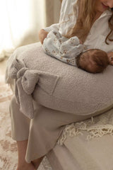 Kojící polštář Bouclé s mašlí (4 barvy)