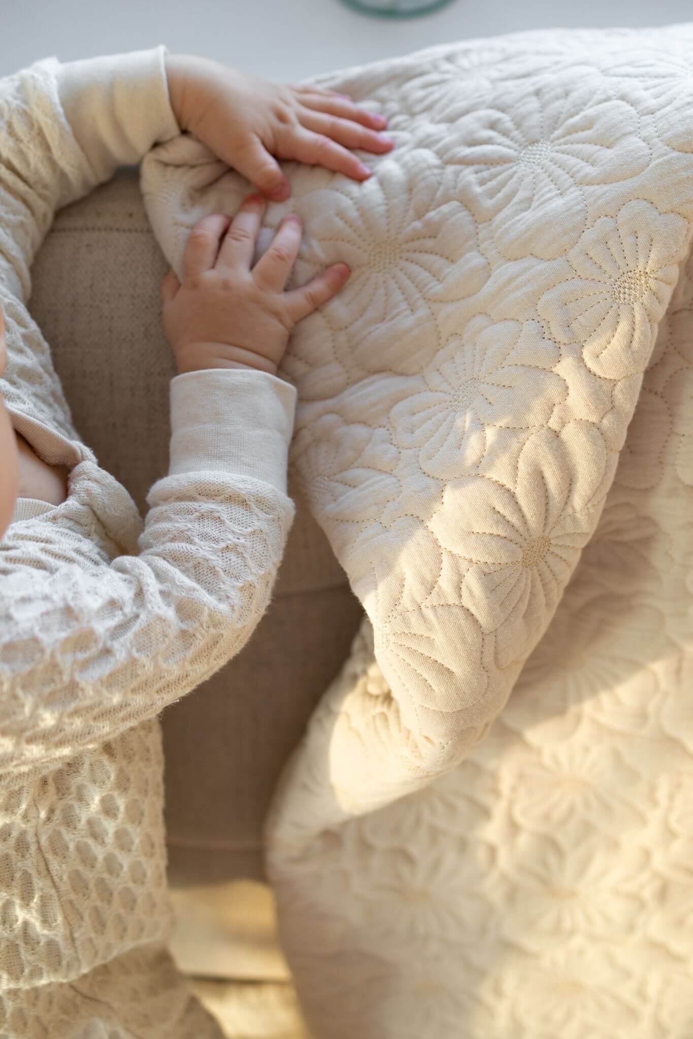 Mušelínová ložní souprava s výplní pro miminka (přikrývka + polštář) – Prošívané kytičky