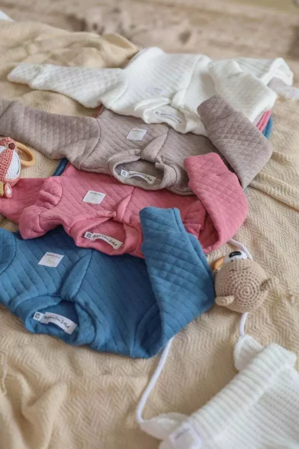 Prošívaný bavlněný overal na spaní – béžový (0–12 měsíců)