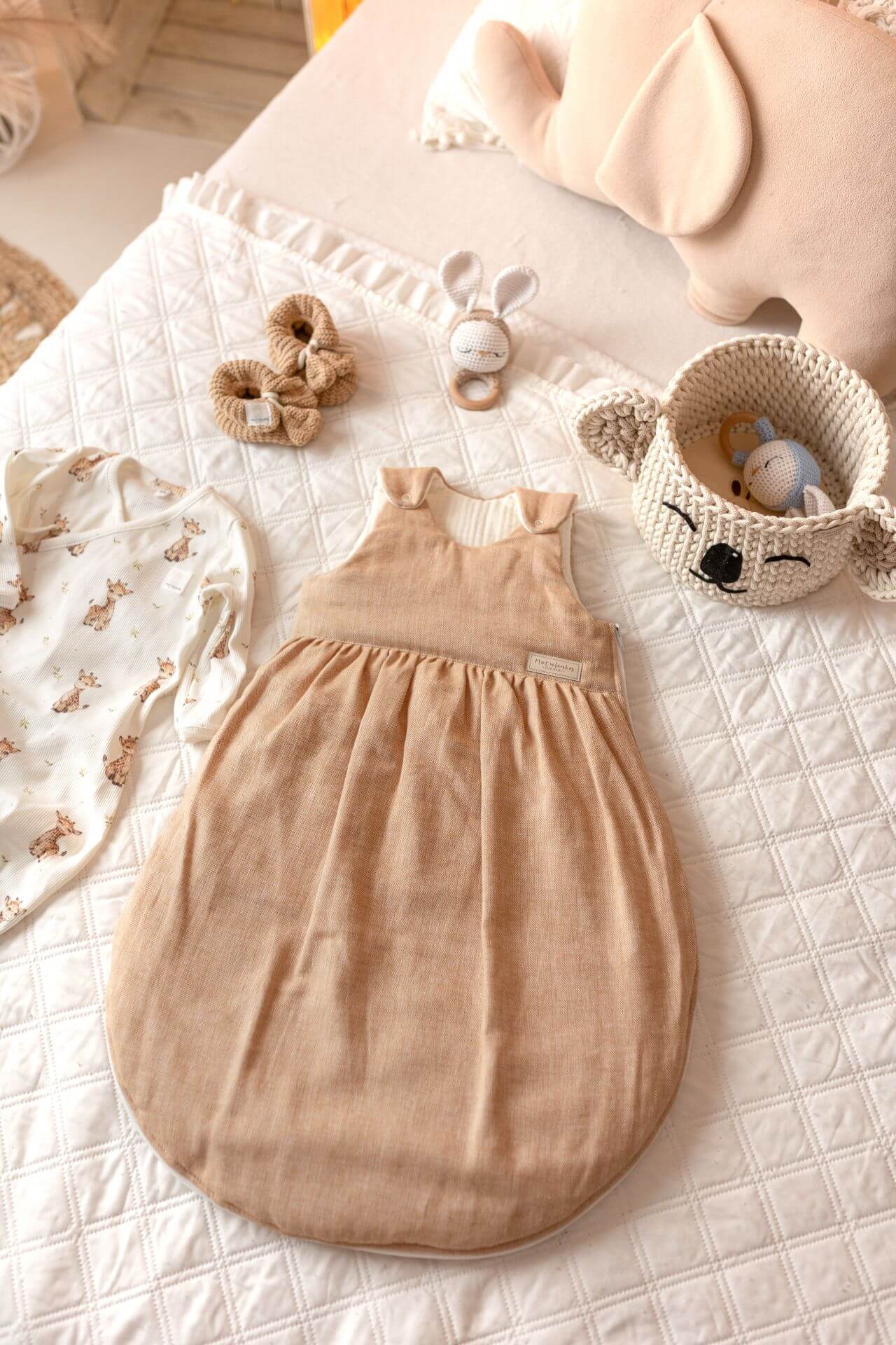 Ručně šitý spací pytel pro miminka – Herringbone (len & mušelín) - 1,5 TOG (0-6 měsíců)