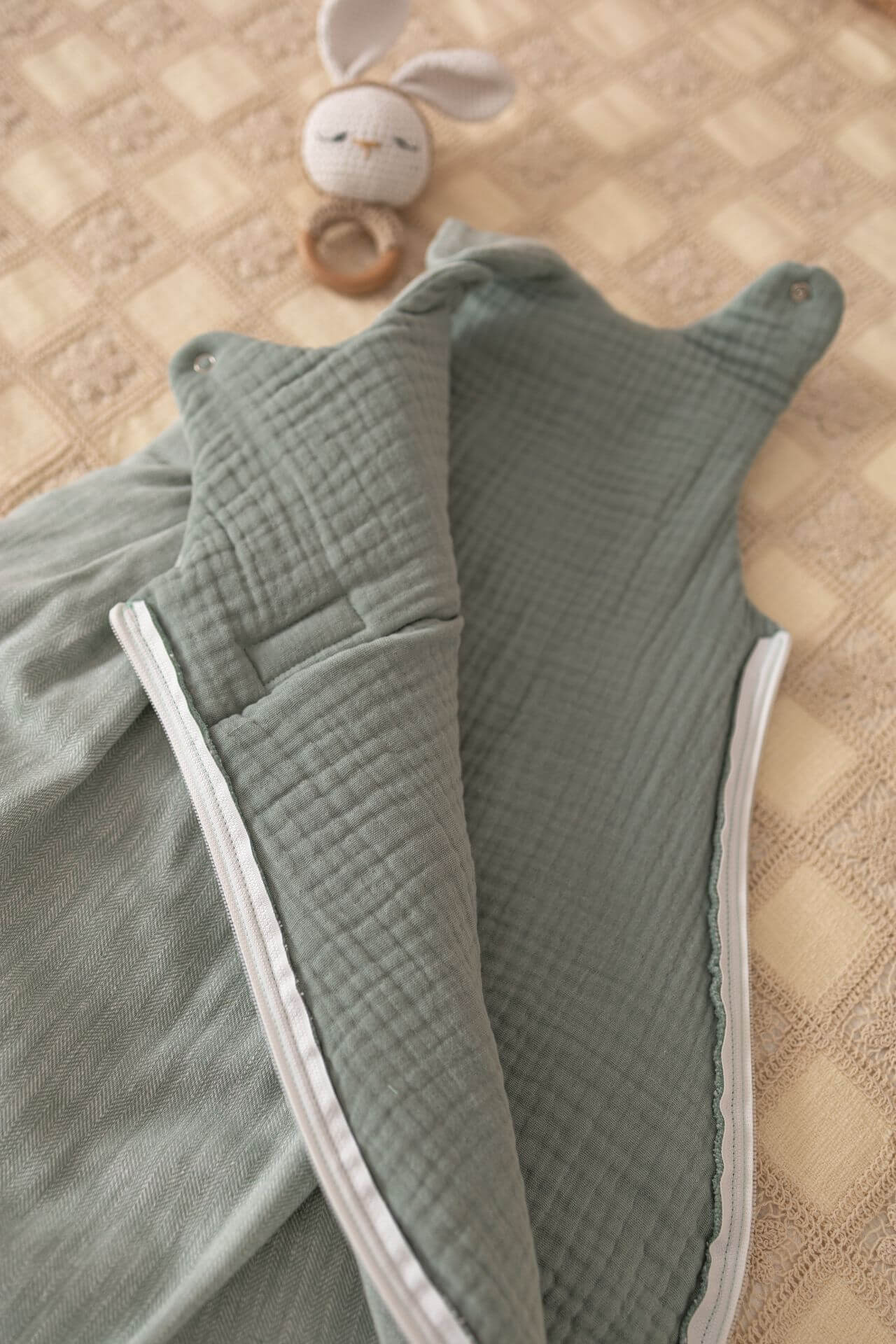 Ručně šitý spací pytel pro miminka – Herringbone (len & mušelín) - 1,5 TOG (0-6 měsíců)