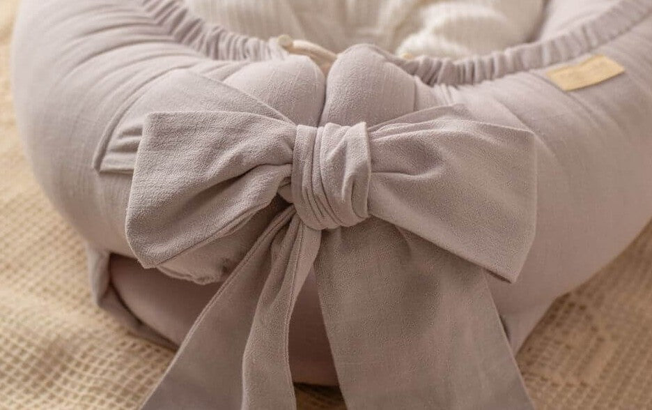 Měkký lněný kojící polštář s mašlí (5 barev)