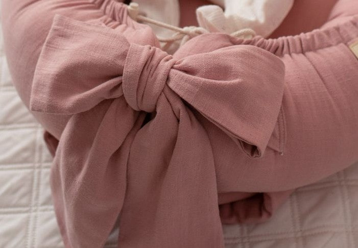 Měkký lněný kojící polštář s mašlí (5 barev)