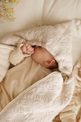 Mušelínový spací pytel do korbičky a autosedačky – Prošívané kytičky