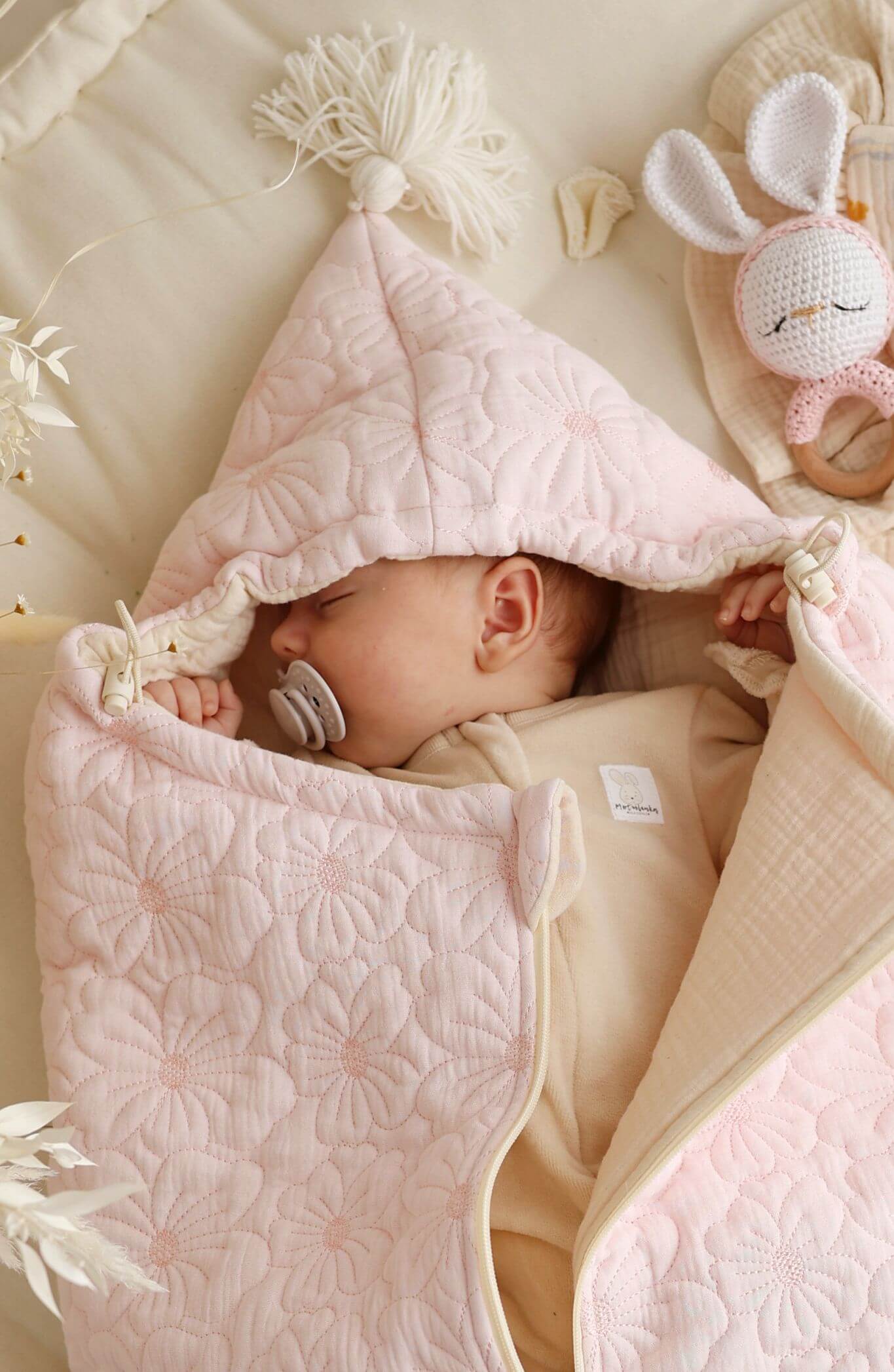 Mušelínový spací pytel do korbičky a autosedačky – Prošívané kytičky