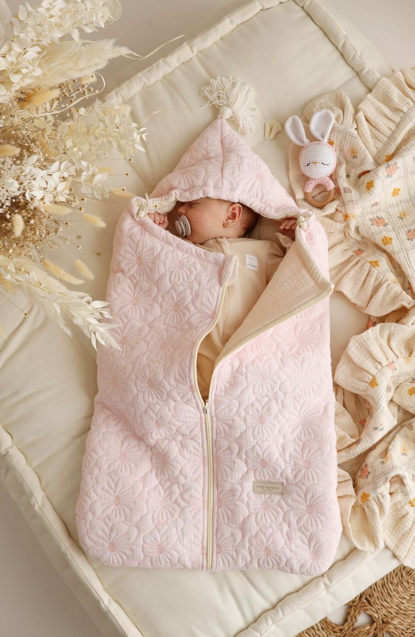 Mušelínový spací pytel do korbičky a autosedačky – Prošívané kytičky