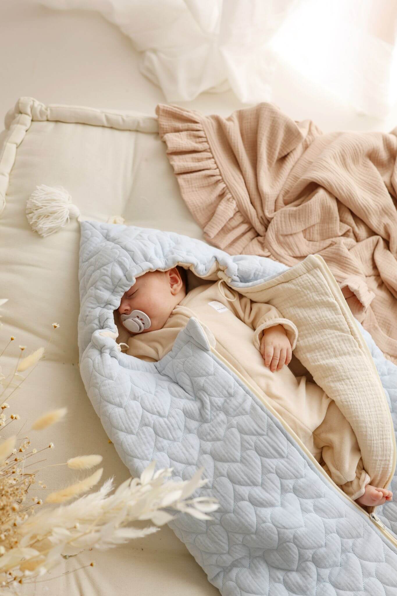 Mušelínový spací pytel do korbičky a autosedačky – Prošívaná srdíčka