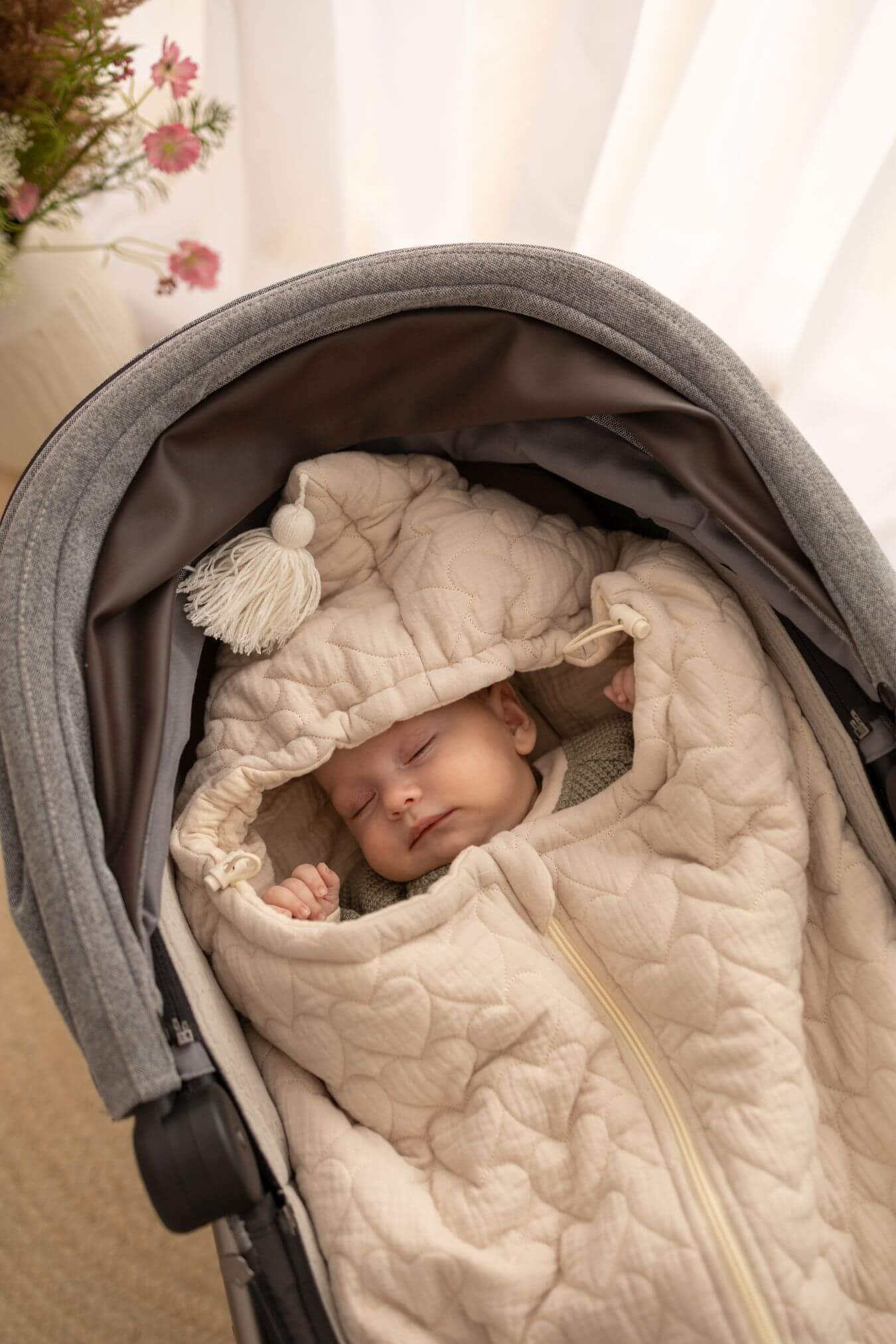 Mušelínový spací pytel do korbičky a autosedačky – Prošívaná srdíčka