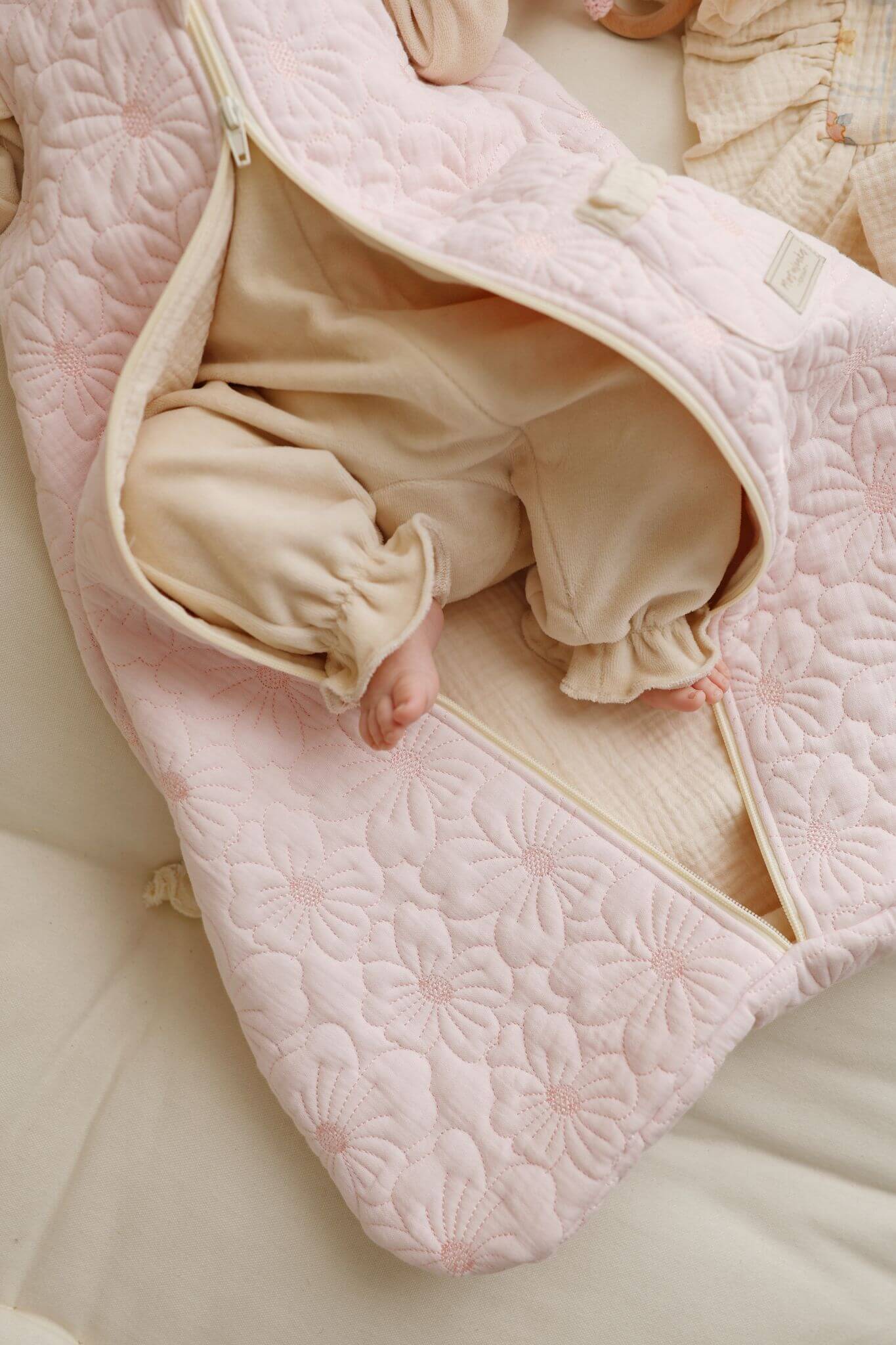 Mušelínový spací pytel pro miminko – Prošívané kytičky pudrově růžová
