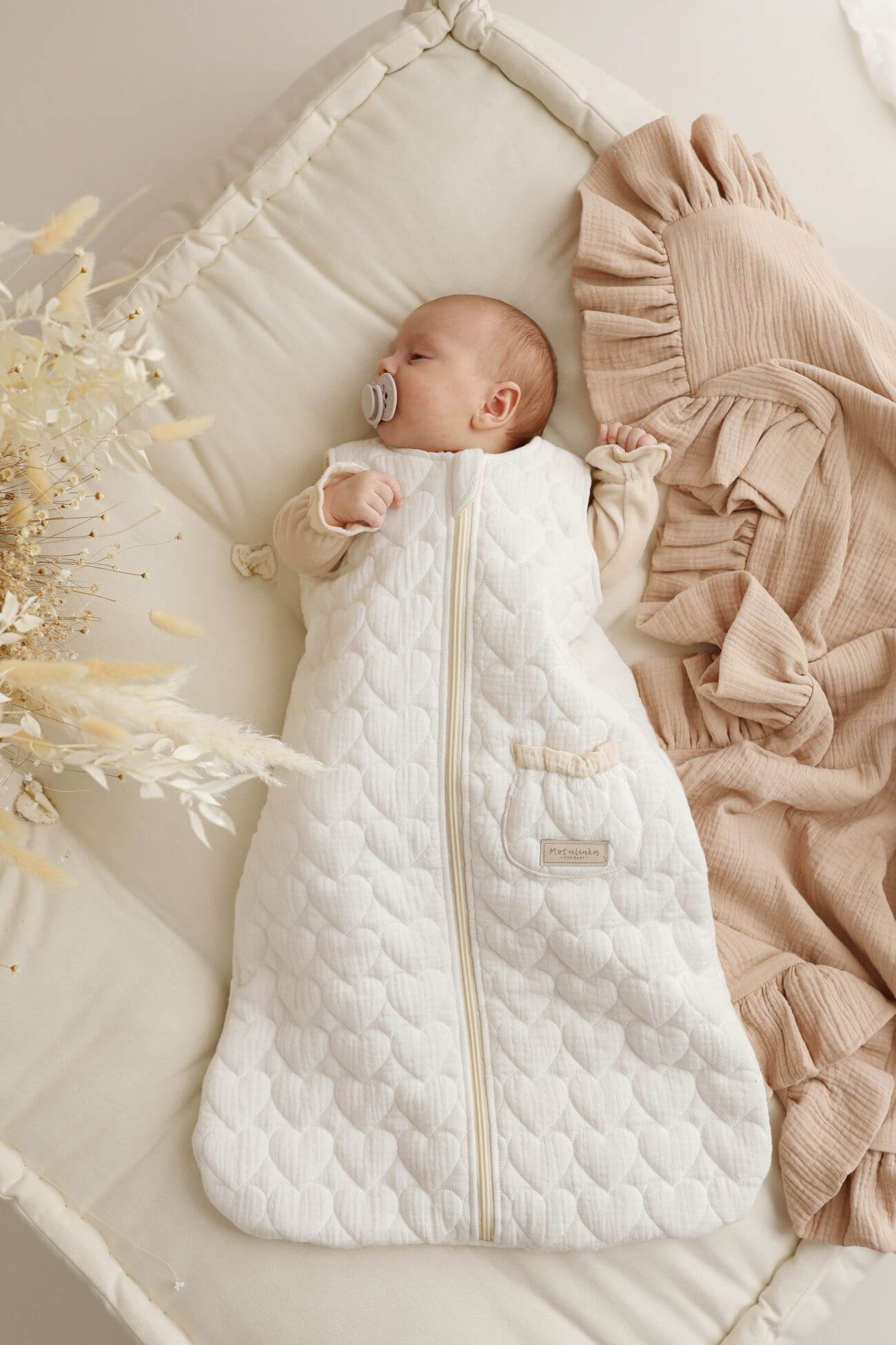 Mušelínový spací pytel pro miminko – Prošívaná srdíčka smetanová