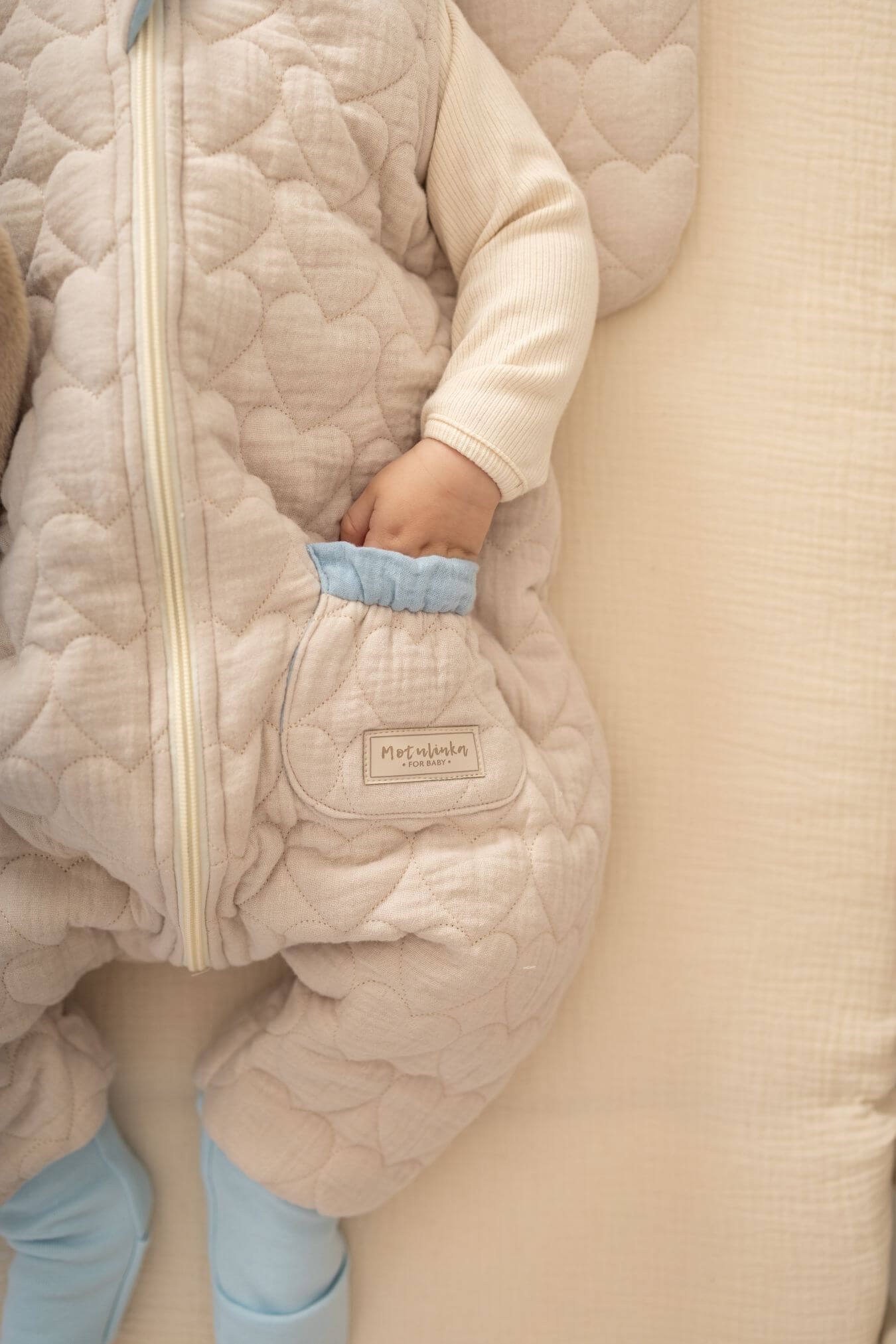 Mušelínový spací pytel s nohavicemi – Prošívaná srdíčka Béžová
