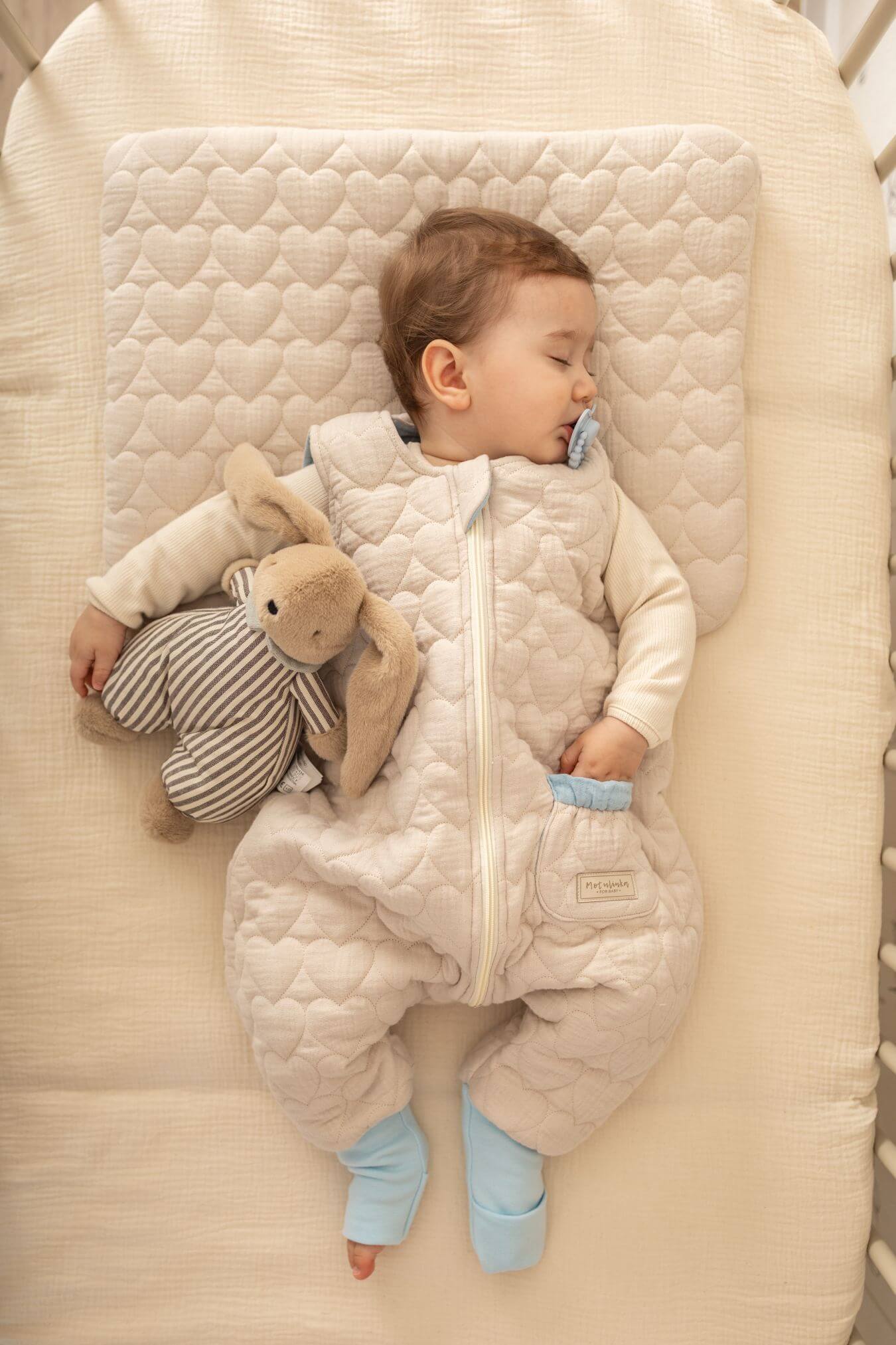 Mušelínový spací pytel s nohavicemi – Prošívaná srdíčka Béžová