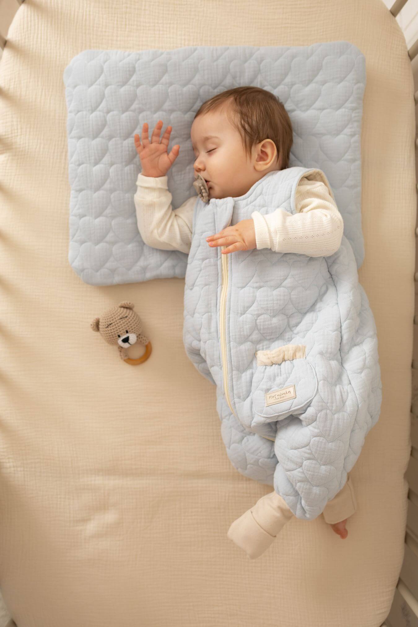 Mušelínový spací pytel s nohavicemi – Prošívaná srdíčka Pastelově modrá