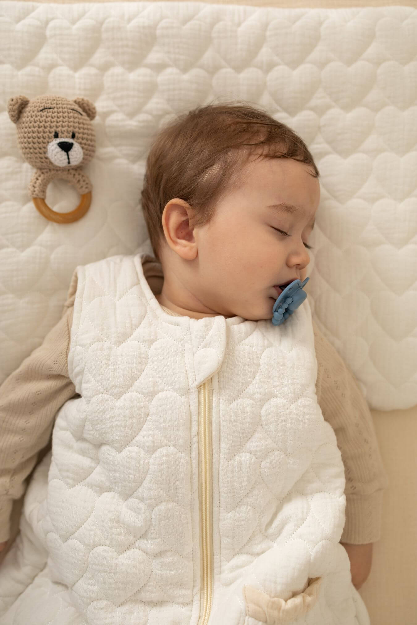 Mušelínový spací pytel s nohavicemi – Prošívaná srdíčka Smetanová