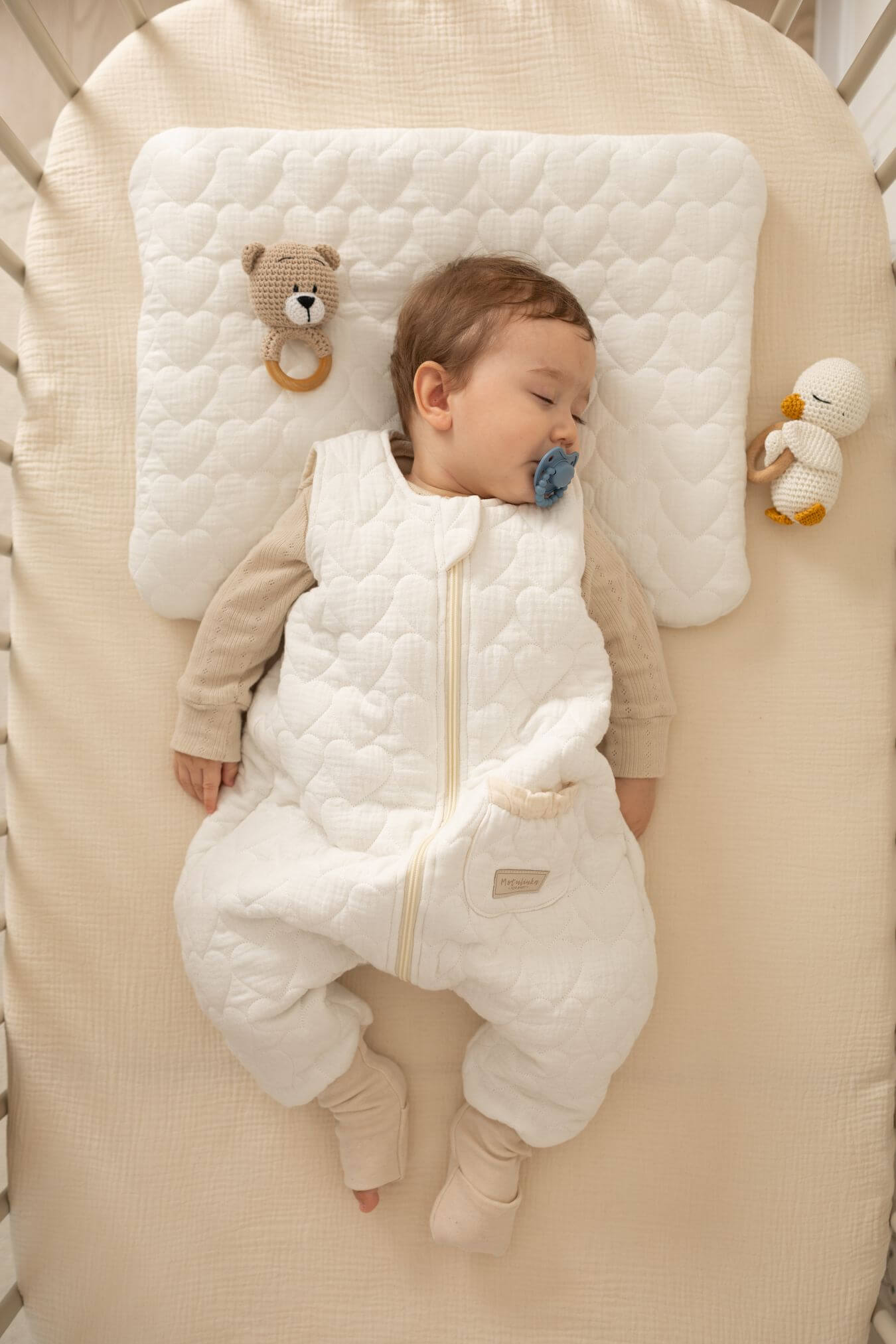 Mušelínový spací pytel s nohavicemi – Prošívaná srdíčka Smetanová