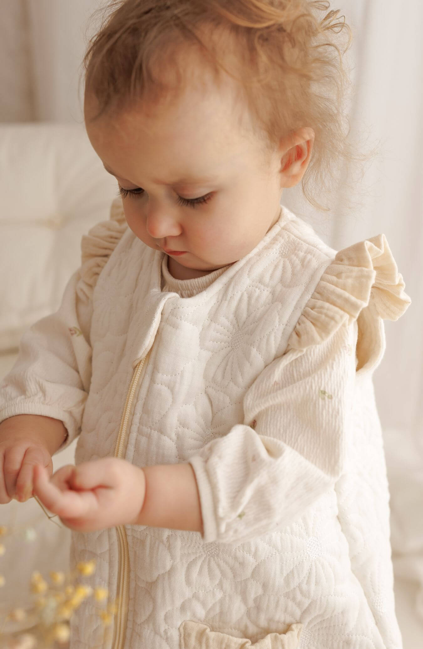 Mušelínový spací pytel s nohavicemi – Prošívané kytičky smetanová