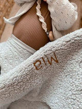 Personalizovaná plyšová dětská deka s výšivkou – vyrobena na zakázku