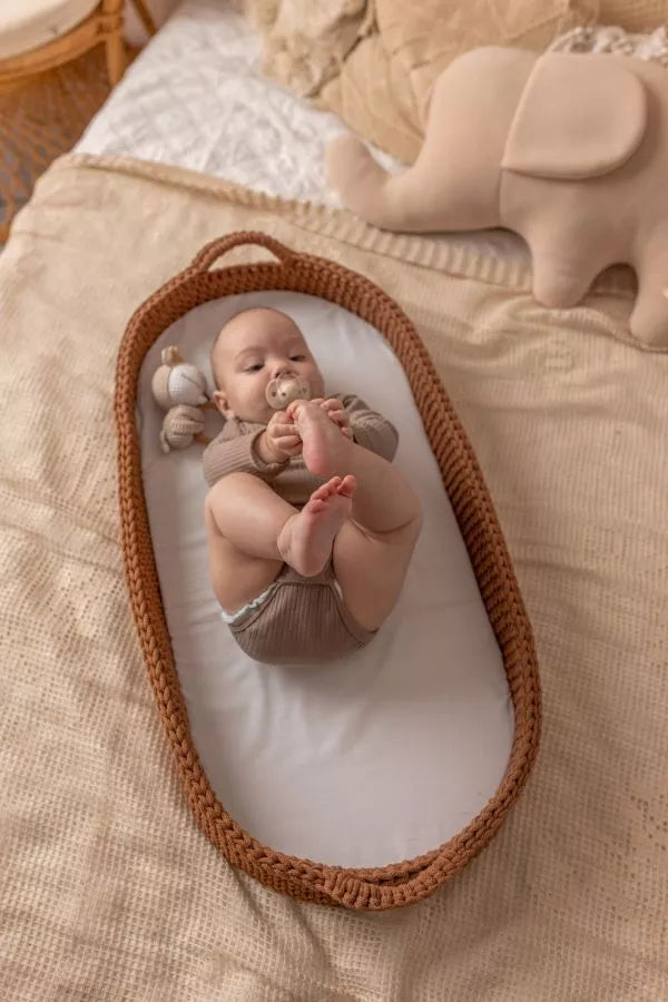 Ručně háčkovaný přebalovací košík