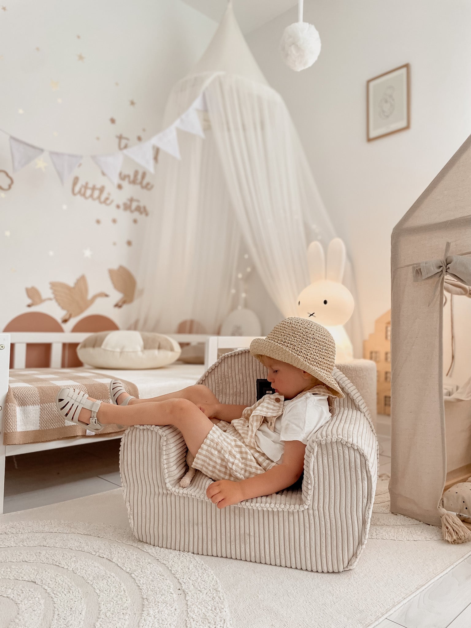 Personalizované manšestrové dětské křesílko s iniciály – Vyrobeno na zakázku