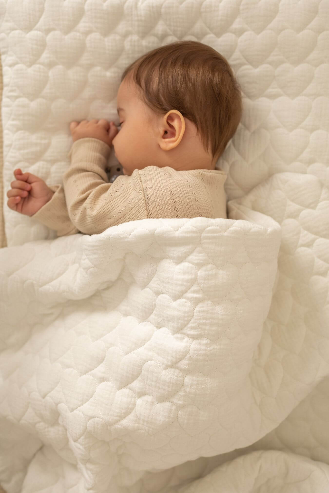 Mušelínová ložní souprava s výplní pro miminka (přikrývka + polštář) – Prošívaná srdíčka