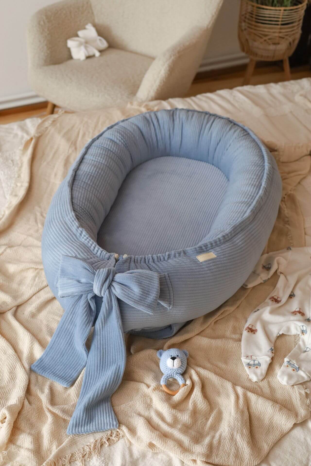 Ručně šité hnízdo pro miminka z měkkého manšestrového veluru – modré