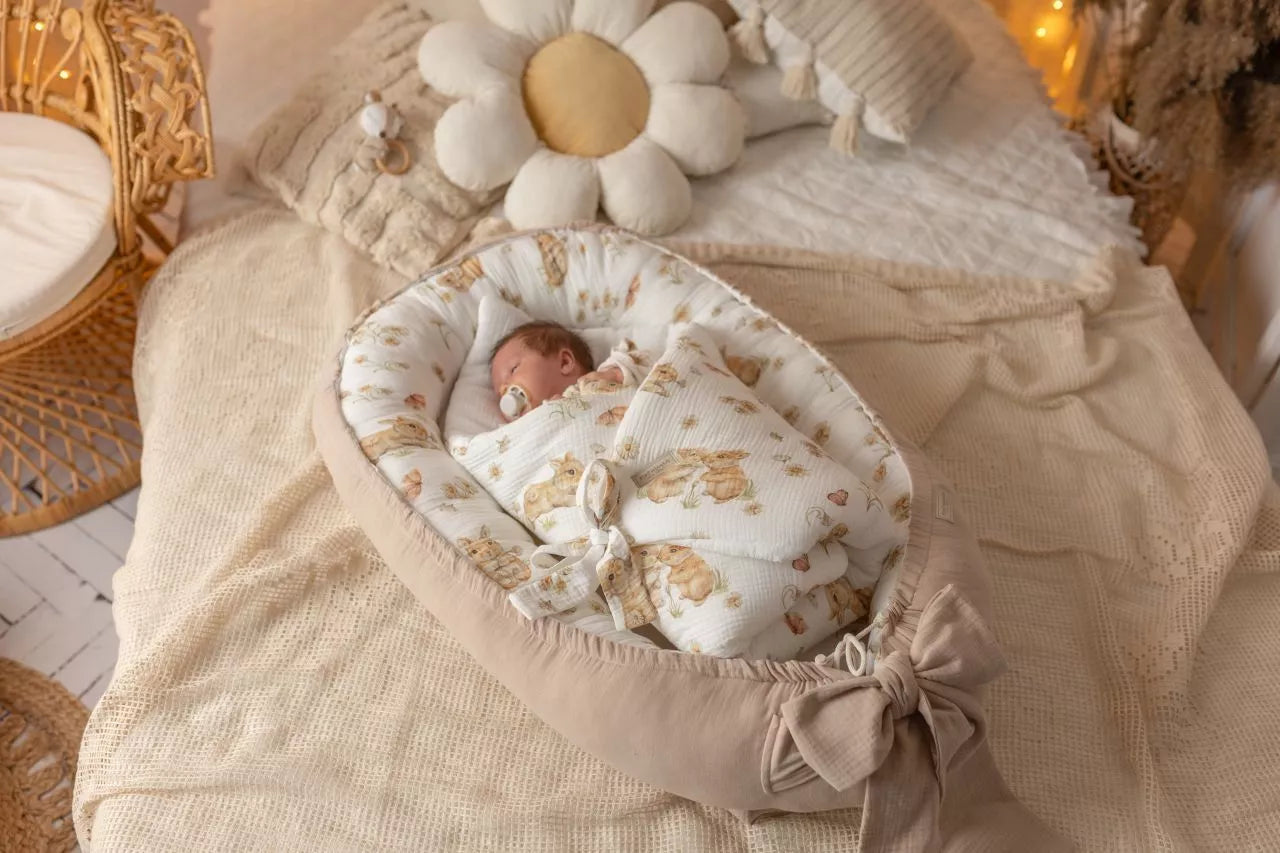 Zavinovačka pro novorozence – 100% mušelínová bavlna – Zajíčci v sedmikráskách