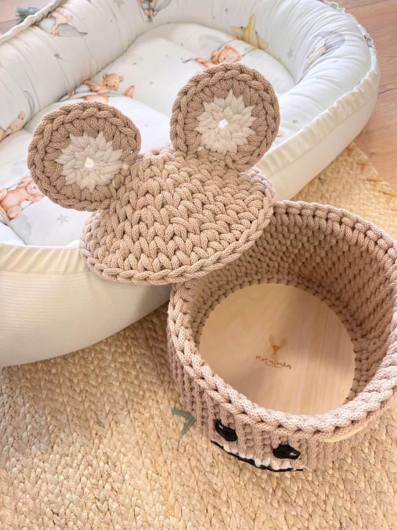 Ručně háčkovaný košíček do dětského pokoje - Myška - Latte