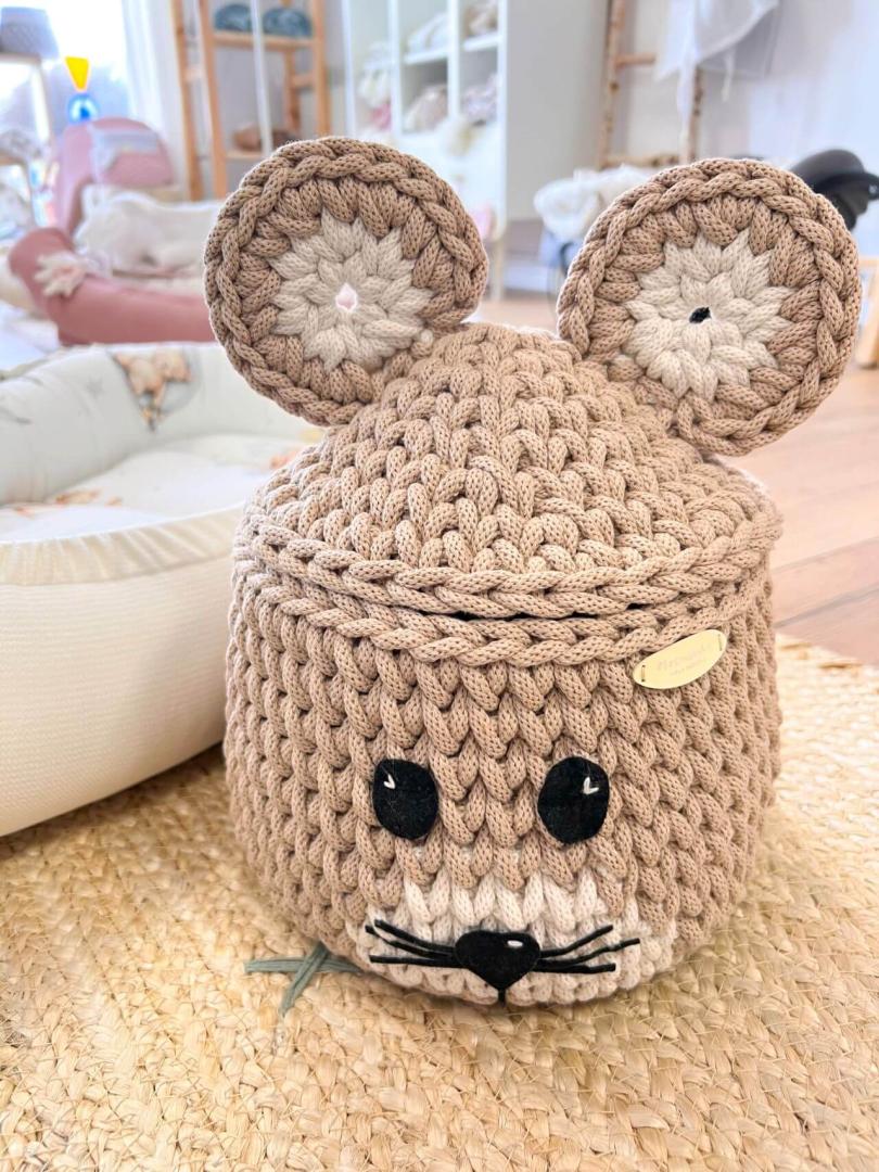 Ručně háčkovaný košíček do dětského pokoje - Myška - Latte