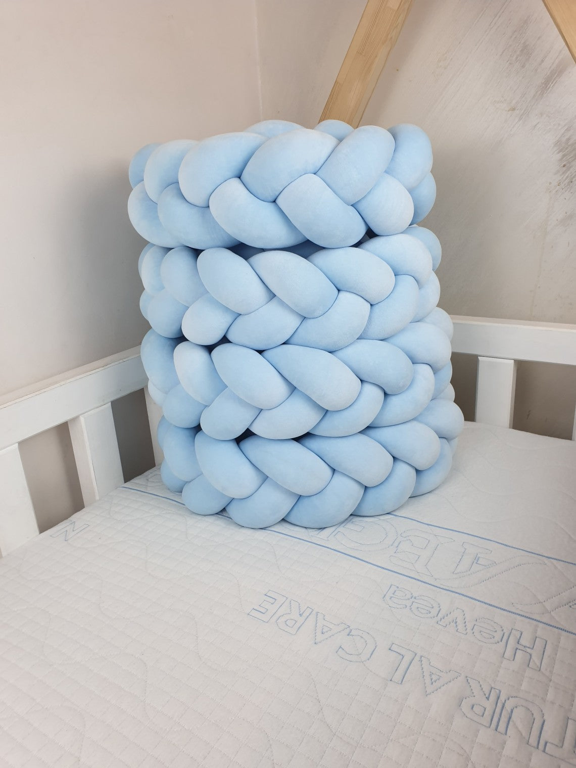 Ochranný mantinel do postýlky - Pletený cop - Světle modrý (120-400 cm)