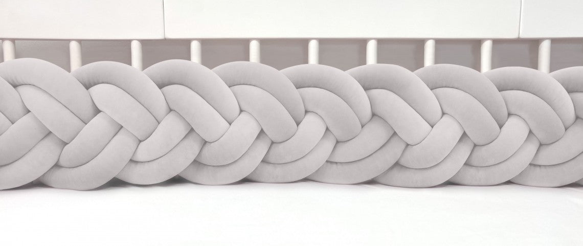 Mantinel do postýlky – Dvojitý pletený cop - Světle šedý (120-400 cm)