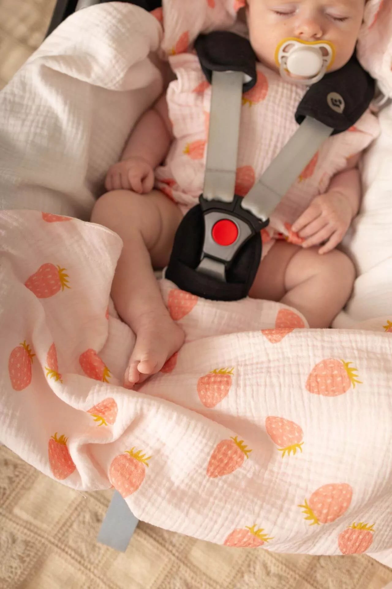 Letní deka do autosedačky pro miminka – 100% mušelínová bavlna – Jahody