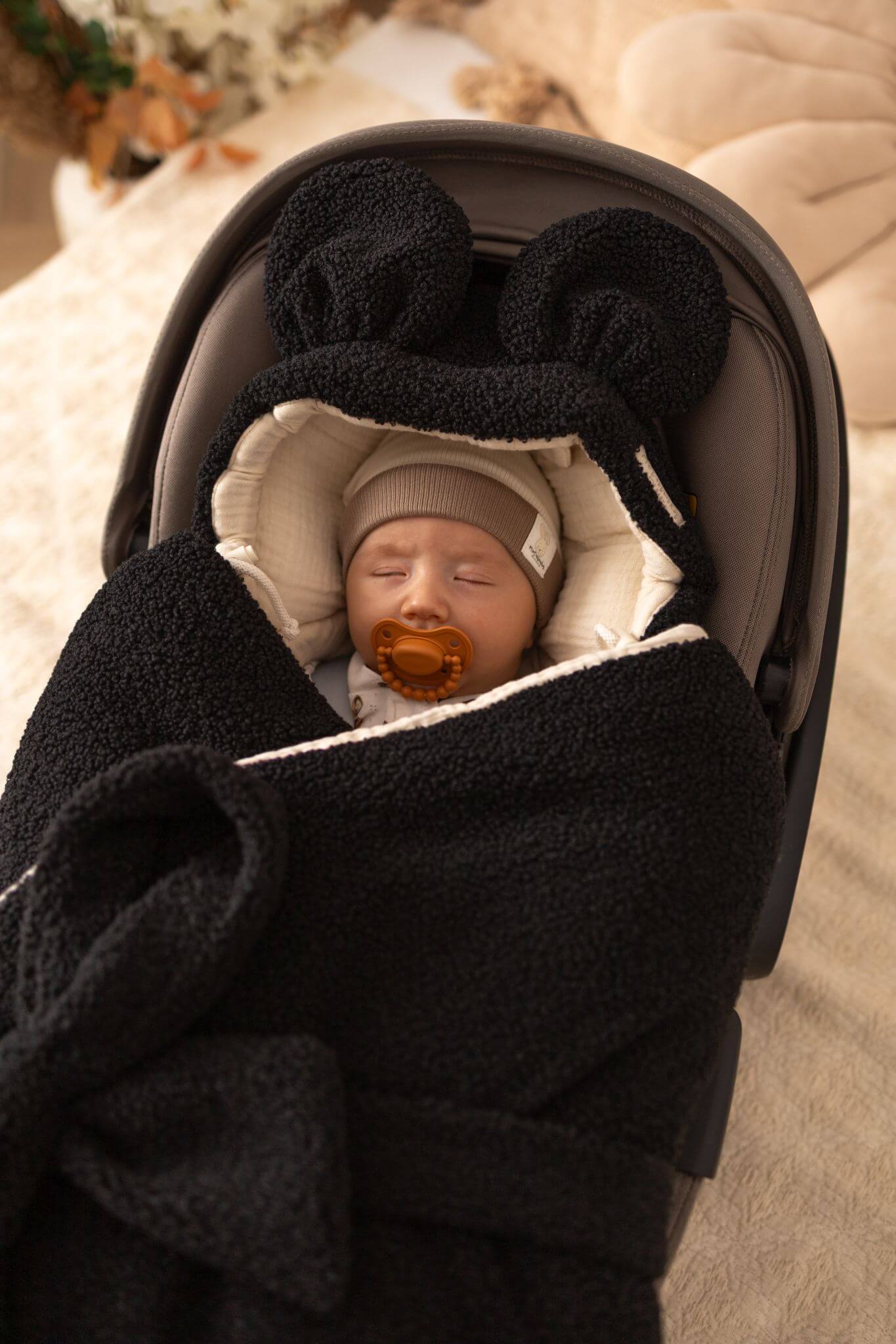 Zavinovačka do autosedačky pro miminka – Bouclé (5 barev)